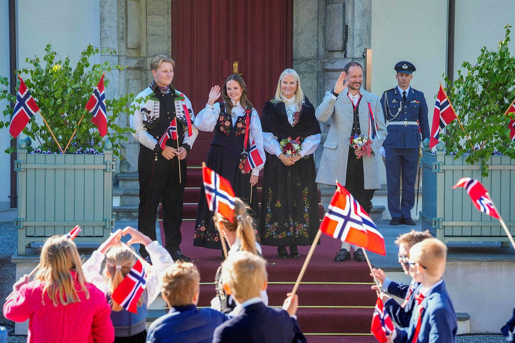 Sverre Magnus prins, Ingrid Alexandra prinsessa, Mette-Marit krónprinsessa og Hákon …