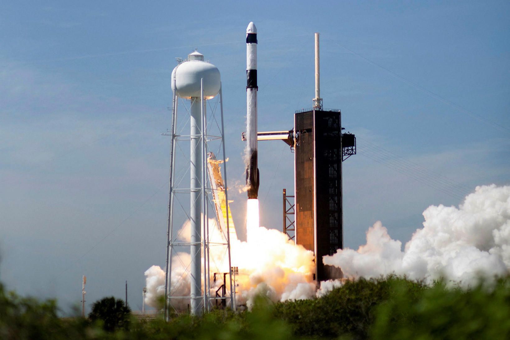 Eldflaugin Falcon 9 með geimfarið Crew Dragon tekur á loft …