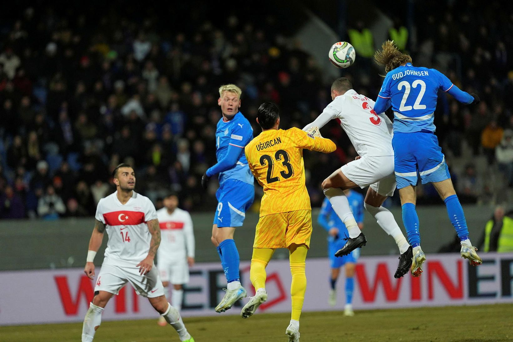 Andri Lucas Guðjohnsen jafnar fyrir Ísland, 2:2, í leiknum í …