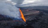Horft yfir um kílómetra langa sprunguna frá suðri. Norðvesturhluti Fagradalsfjalls sést hægra megin á myndinni, …