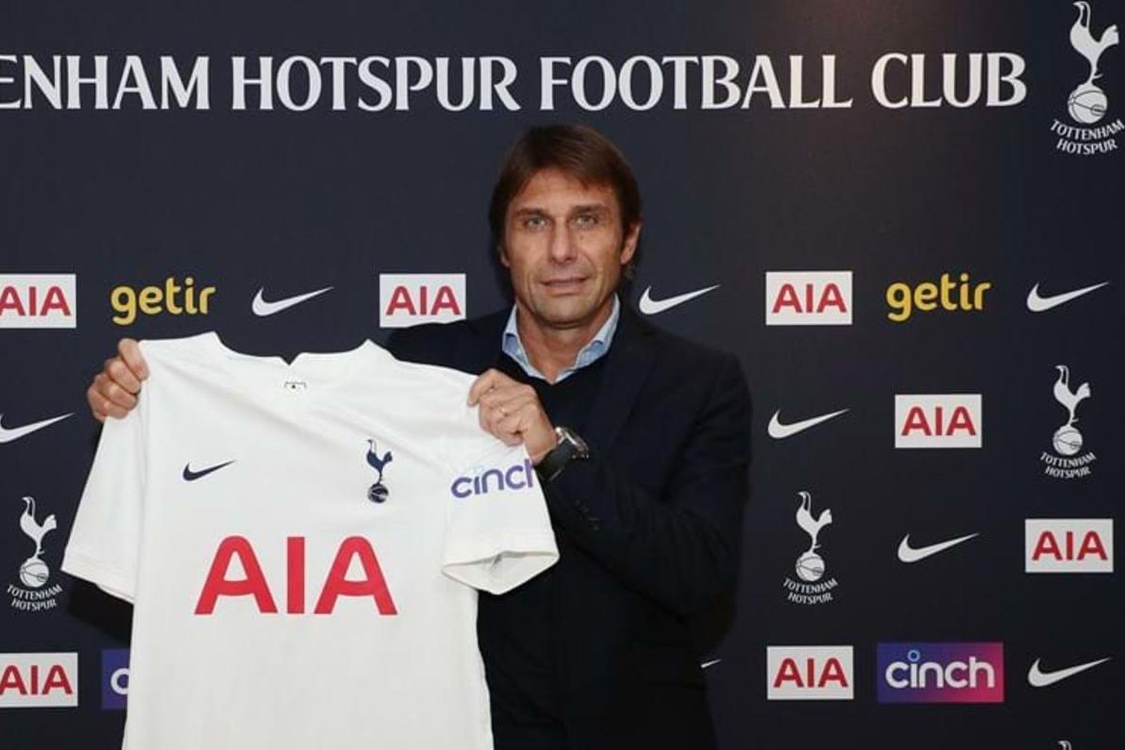 Antonio Conte skrifaði undir átján mánaða samning við Tottenham.