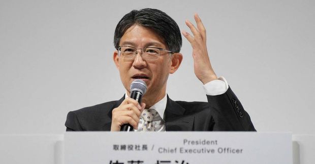 Forstjóri Toyota Motor Corporation, Koji Sato, svarar spurningum á blaðamannafundi vegna uppgjörs félagsins í Tókýó …