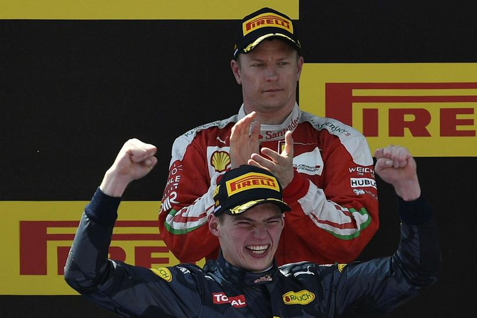 Kimi Räikkönen klappar fyrir Max Verstappenn sem fagnar sigri á …