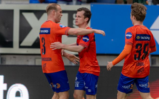 Ólafur Guðmundsson fagnar Davíð Snæ Jóhannssyni eftir að sá síðarnefndi jafnaði metin fyrir Aalesund í …