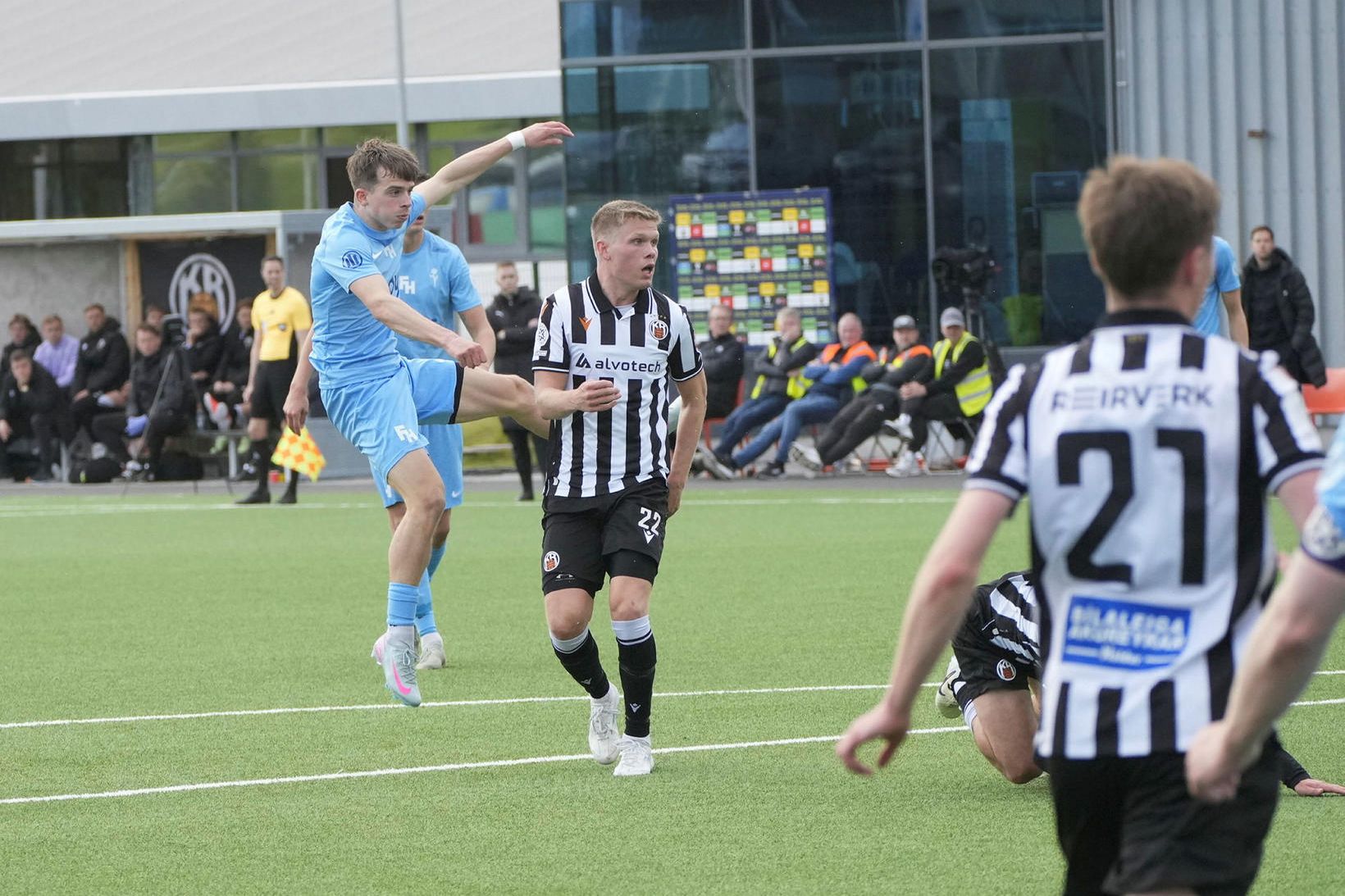 Kjartan Kári Halldórsson skorar fyrir FH gegn KR á Þróttarvellinum …