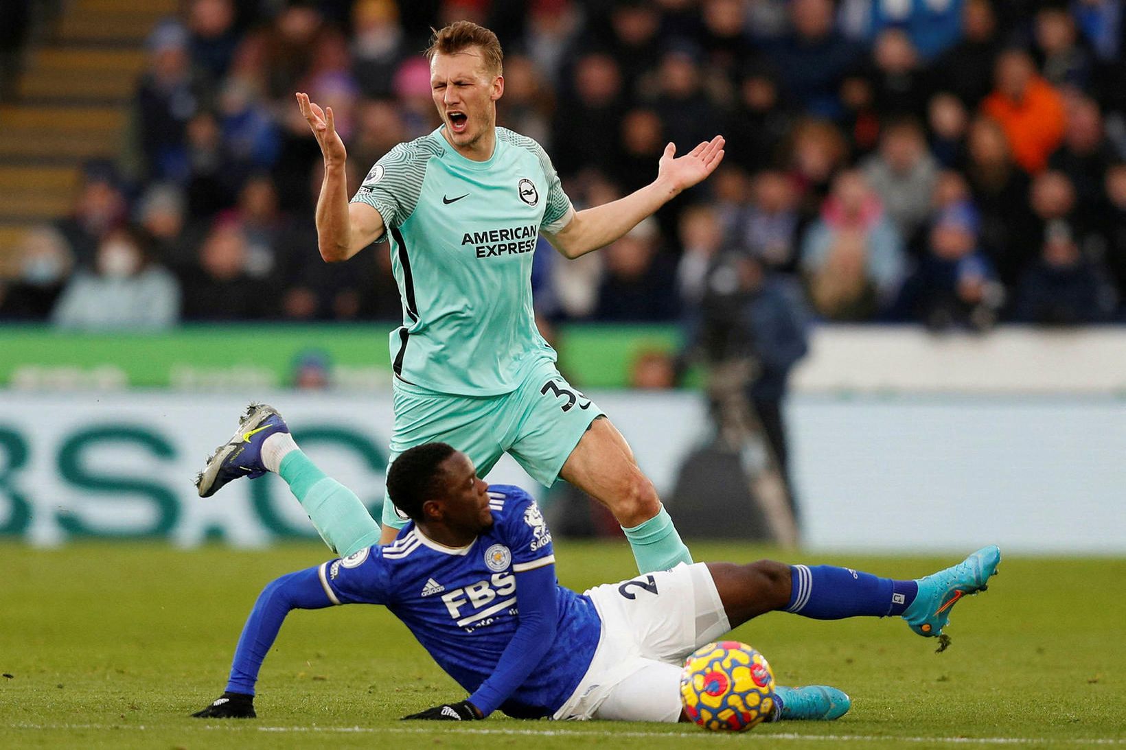 Dan Burn í leik með Brighton gegn Leicester.