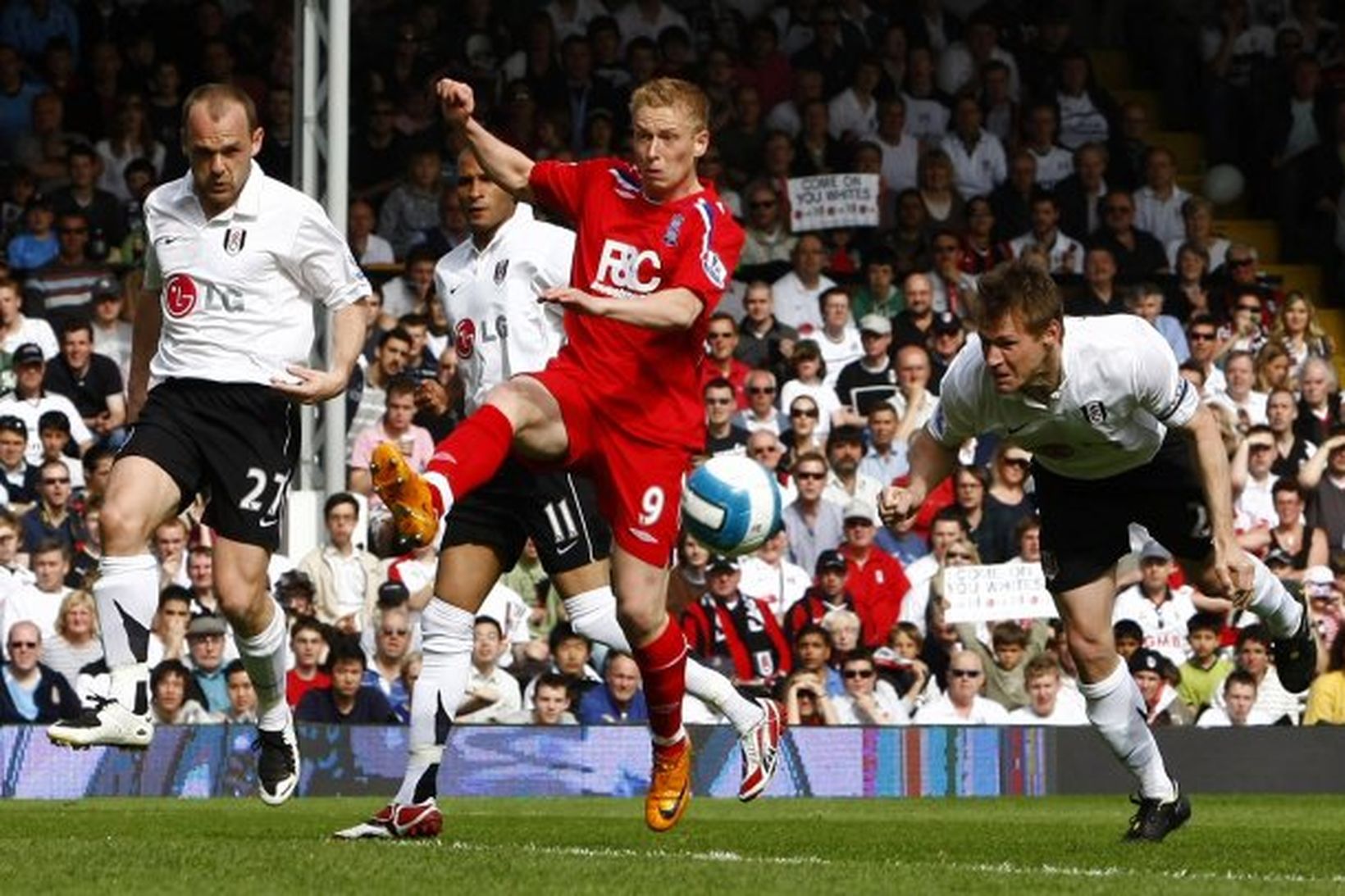 Brian McBride skorar fyrra Fulham í dag.