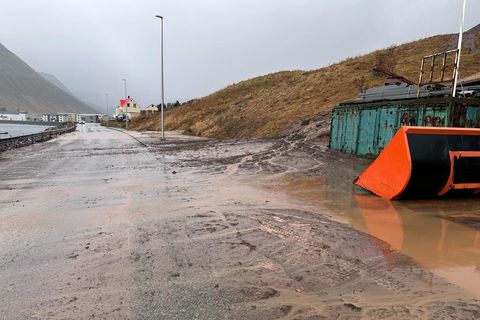 Óvissustigi var lýst yfir í gær vegna skriðu- og grjóthrunshættu.