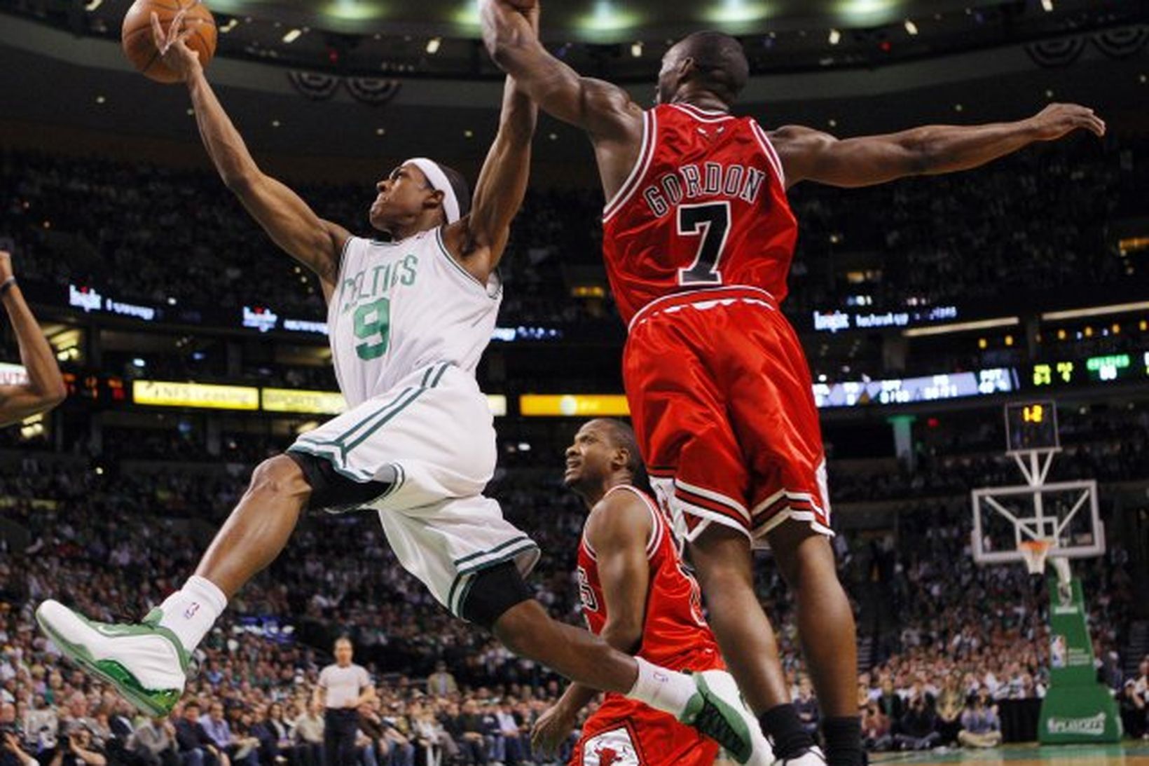 Rajon Rondo hjá Boston brýst framhjá Ben Gordon hjá Chicago …