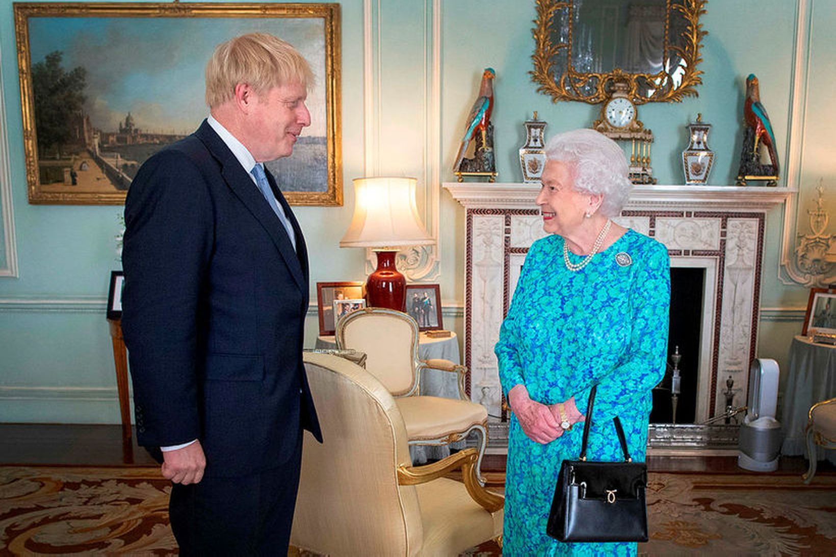 Boris Johnson, forsætisráðherra Bretlands, og Elizabeth II Bretadrottning í Buckinghamhöll.