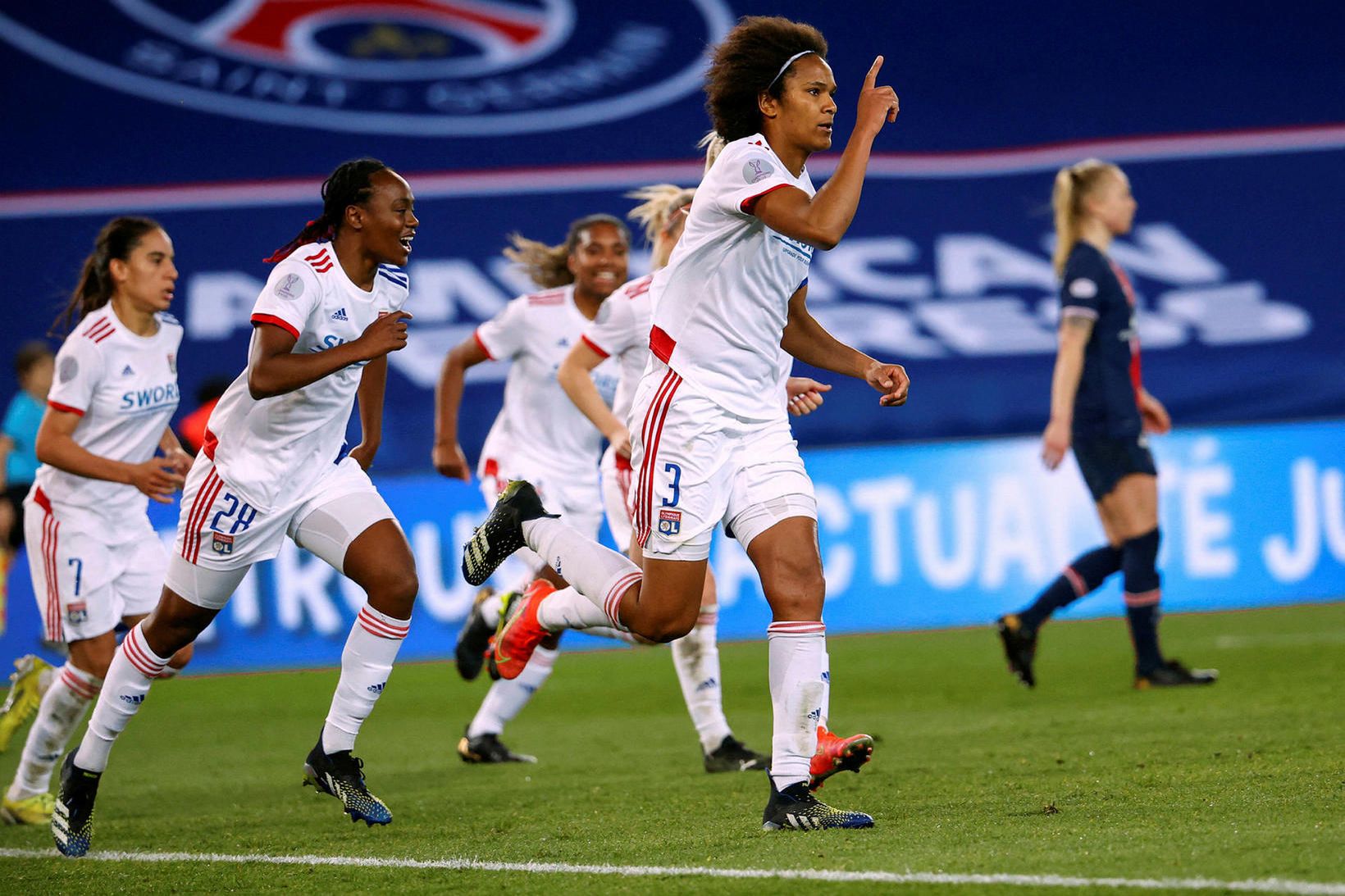 Wendie Renard fagnar sigurmarki sínu í kvöld.