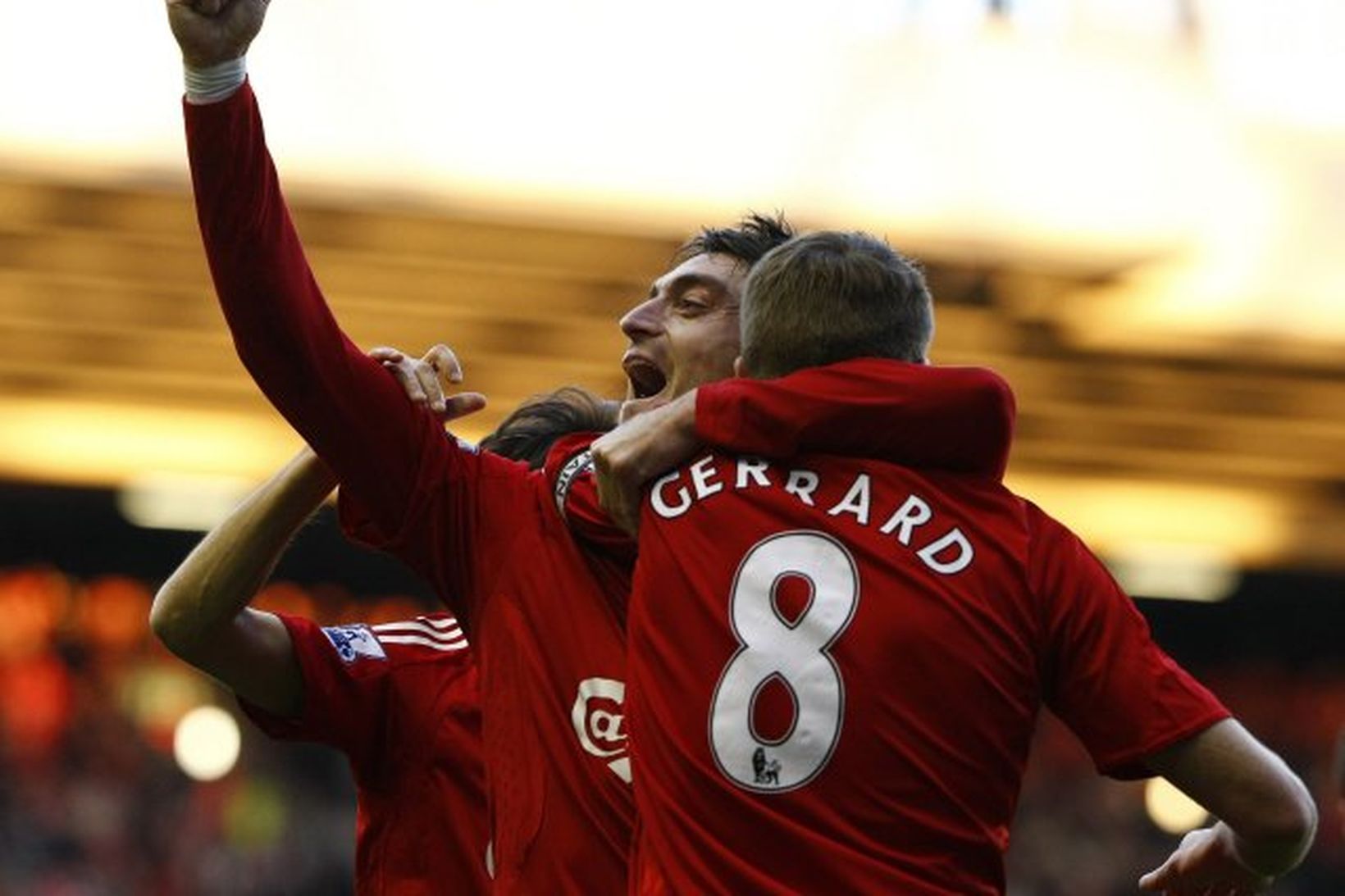 Albert Riera fagnar marki sínu ásamt Steven Gerrard á Anfield …