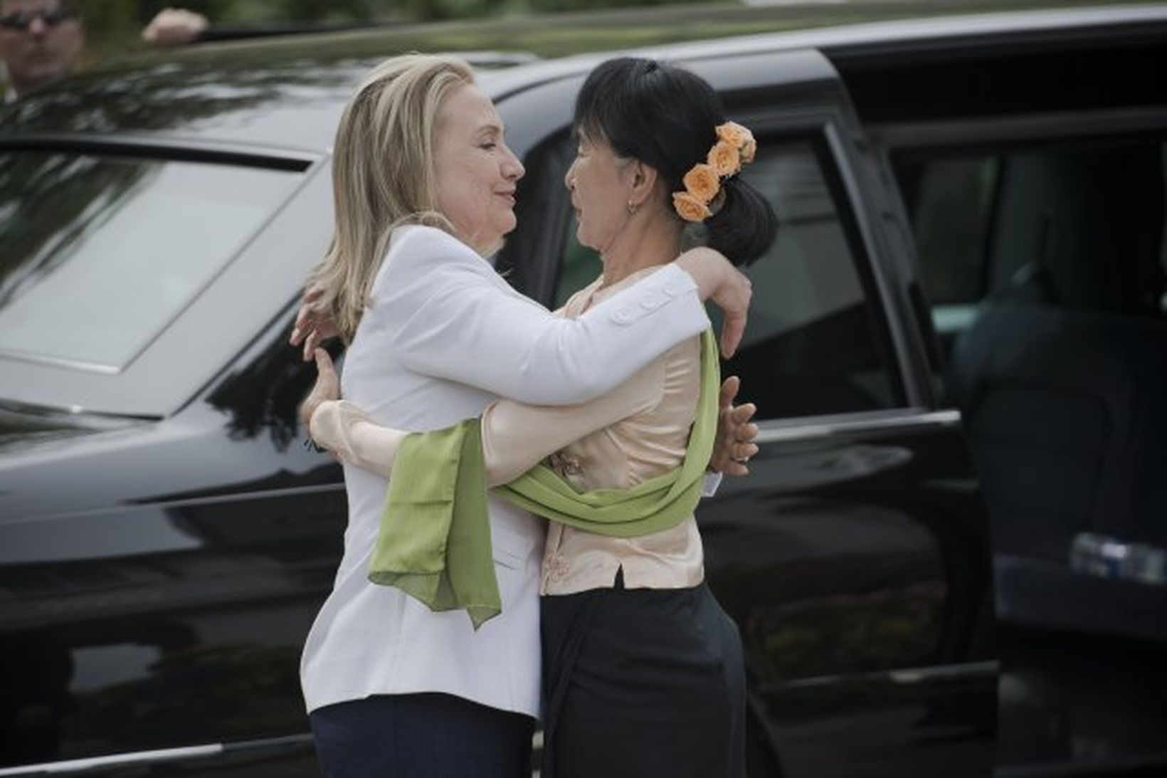 Hillary Clinton fagnar Aung San Suu Kyi í heimsókn til …