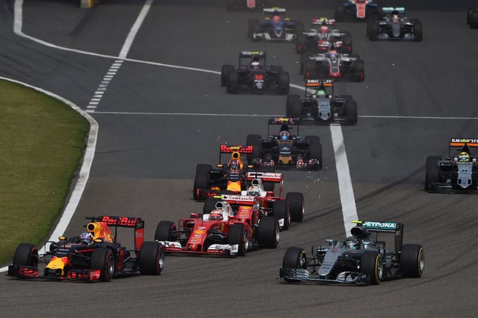 Daniel Ricciardo (l.t.v.) náði forystunni á fyrstu metrunum af Nico …