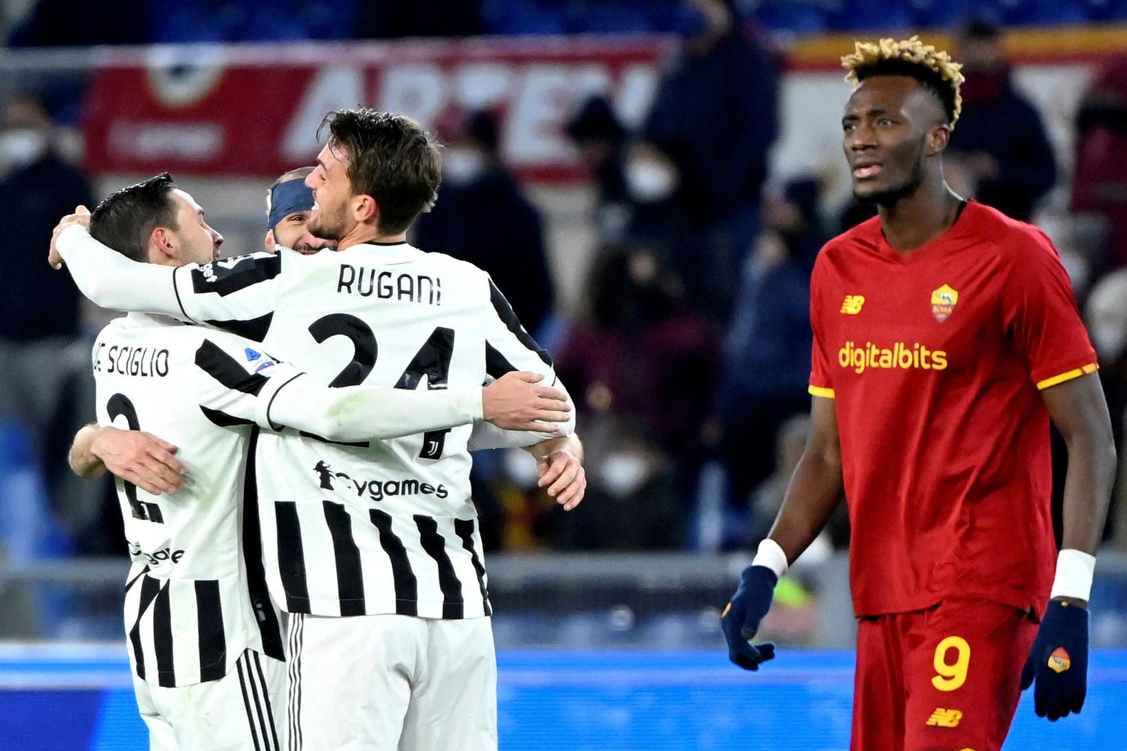 Leikmenn Juventus fagna vel í leikslok en Tammy Abraham, framherja …