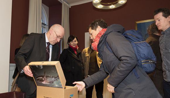 Afhentu 180 þúsund undirskriftir