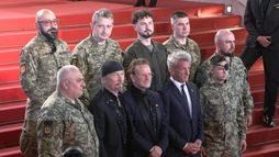 Bono og Sean Penn með úkraínskum hermönnum á rauða dreglinum