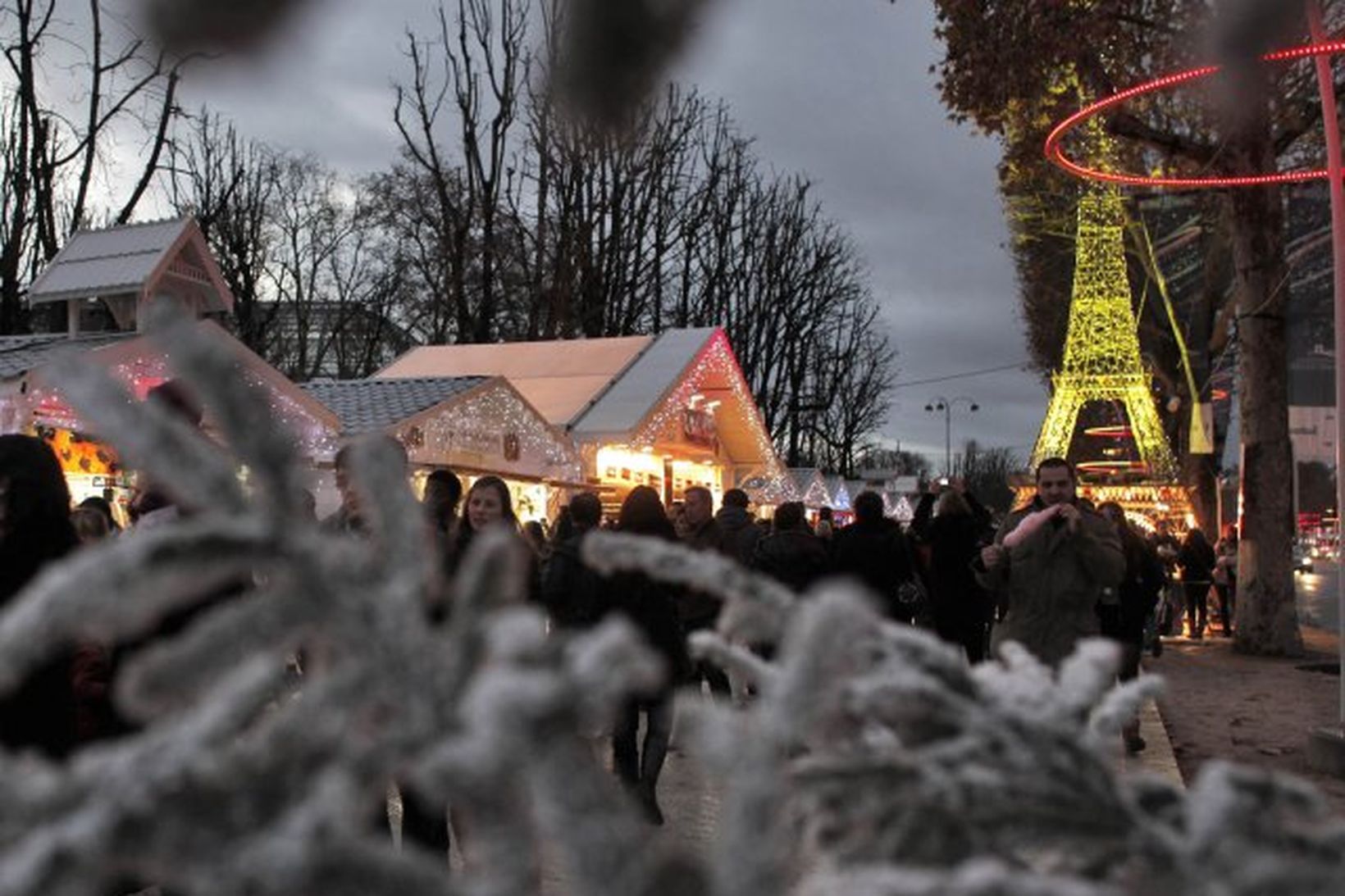 Fjölmargir lögðu leið sína á jólamarkaðinn á Champs Elysees í …