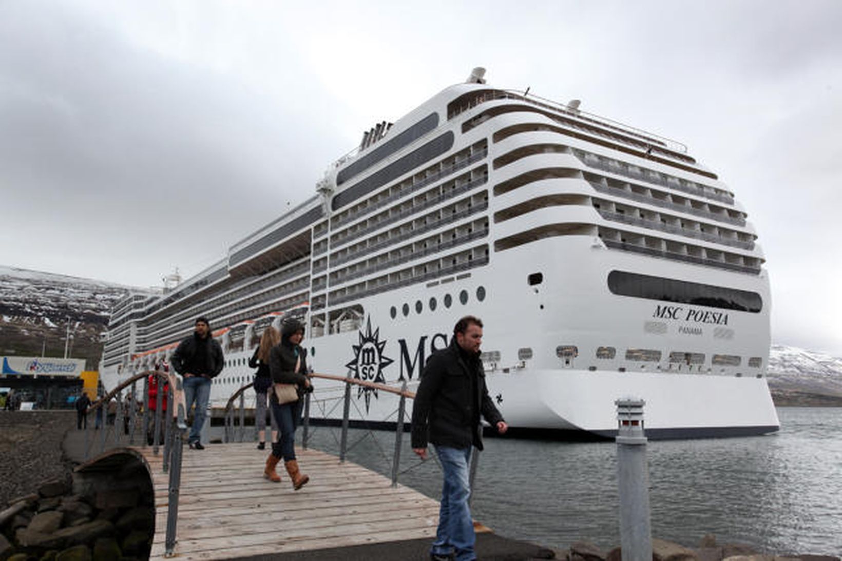 Skemmtiferðaskipið MSC Poesia við Oddeyrarbryggju á Akureyri í dag.