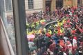 Slysstaður Ragnheiður Ísabella fylgdist með bílnum stöðvast inni í mannþrönginni. Svona var útsýnið úr glugga á íbúð hennar í Liverpool.