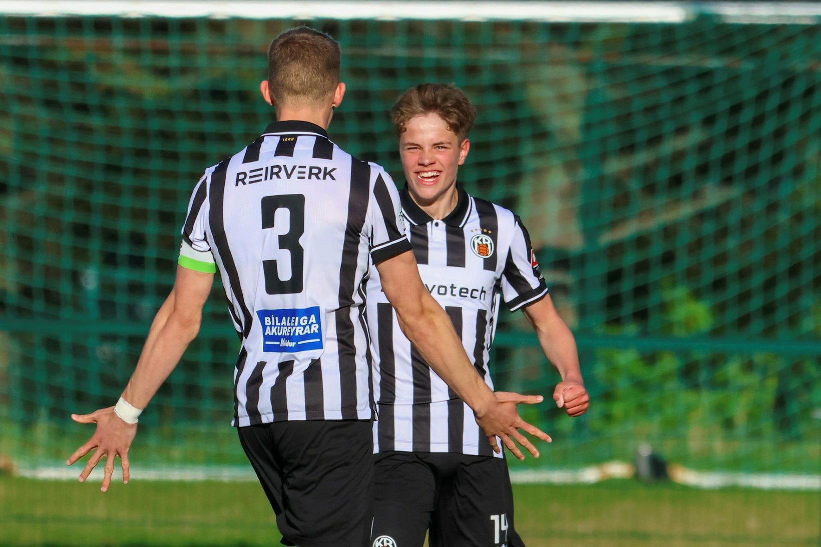 Alexander Rafn Pálmason fagnar markinu gegn ÍBV.