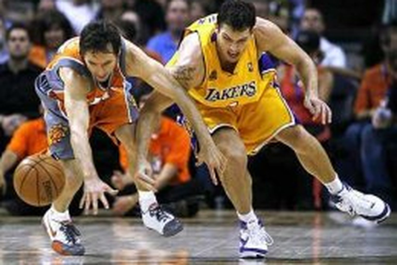 Steve Nash og Luke Walton berjast um boltann í leik …