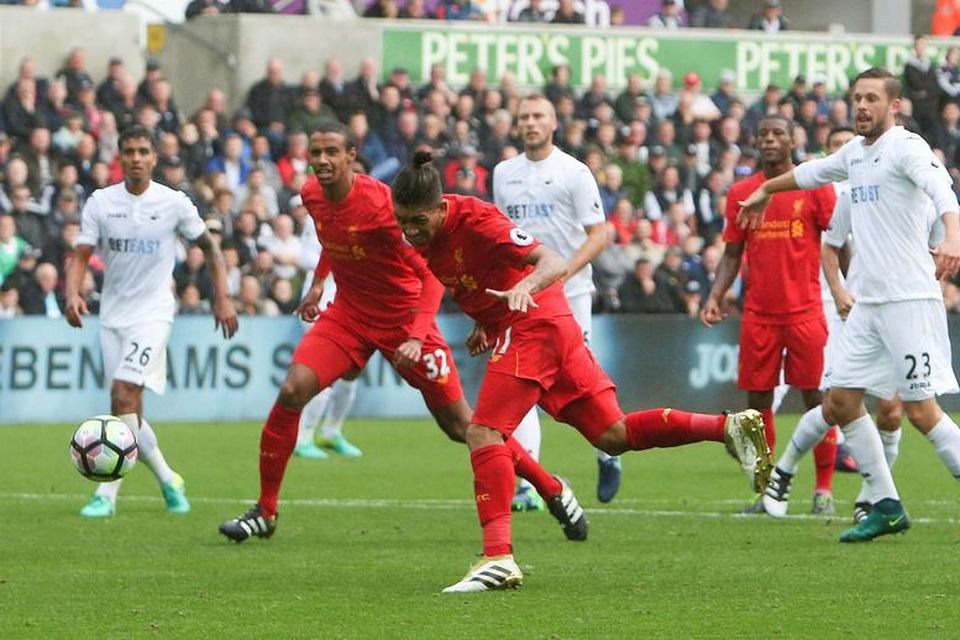 Roberto Firmino, leikmaður Liverpool, skallar boltann í netið í leik liðsins gegn Swansea City.