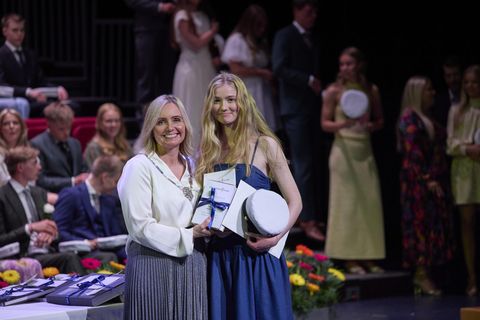 Inga Júlíana Jónsdóttir, dúx Verslunarskóla Íslands, ásamt Guðrúnu Ingu Sívertsen skólameistara.