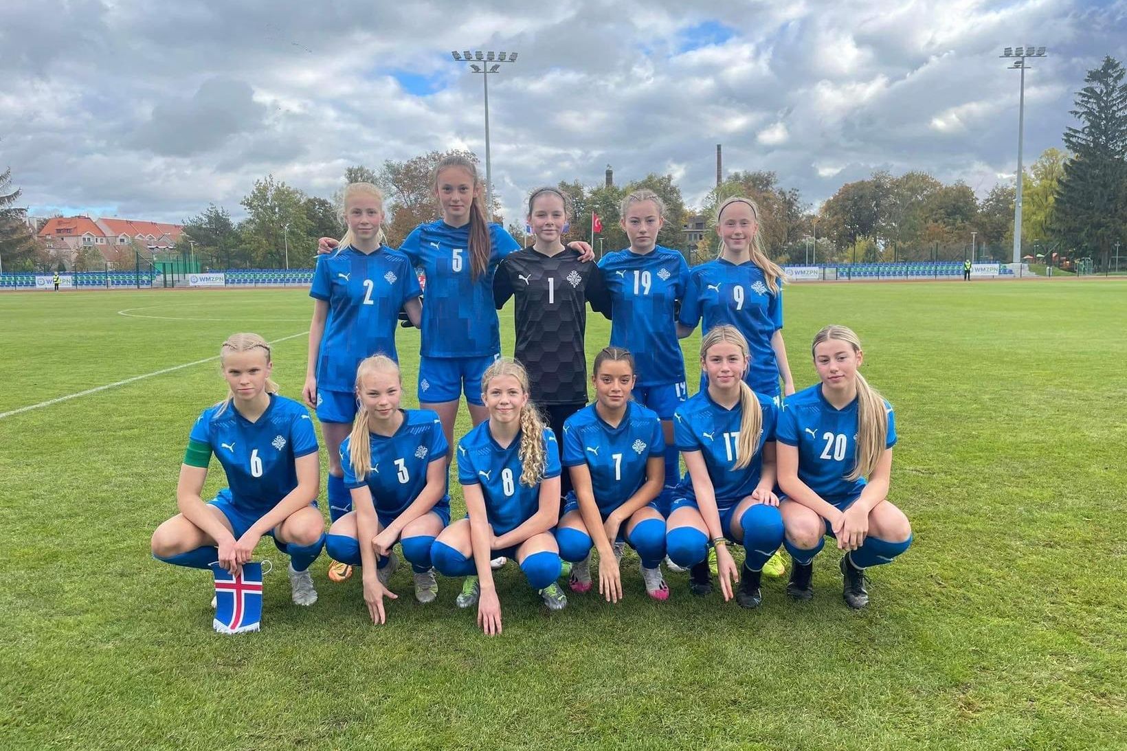 Íslenska U15-ára landsliðið í knattspyrnu stillir sér upp fyrir leikinn …