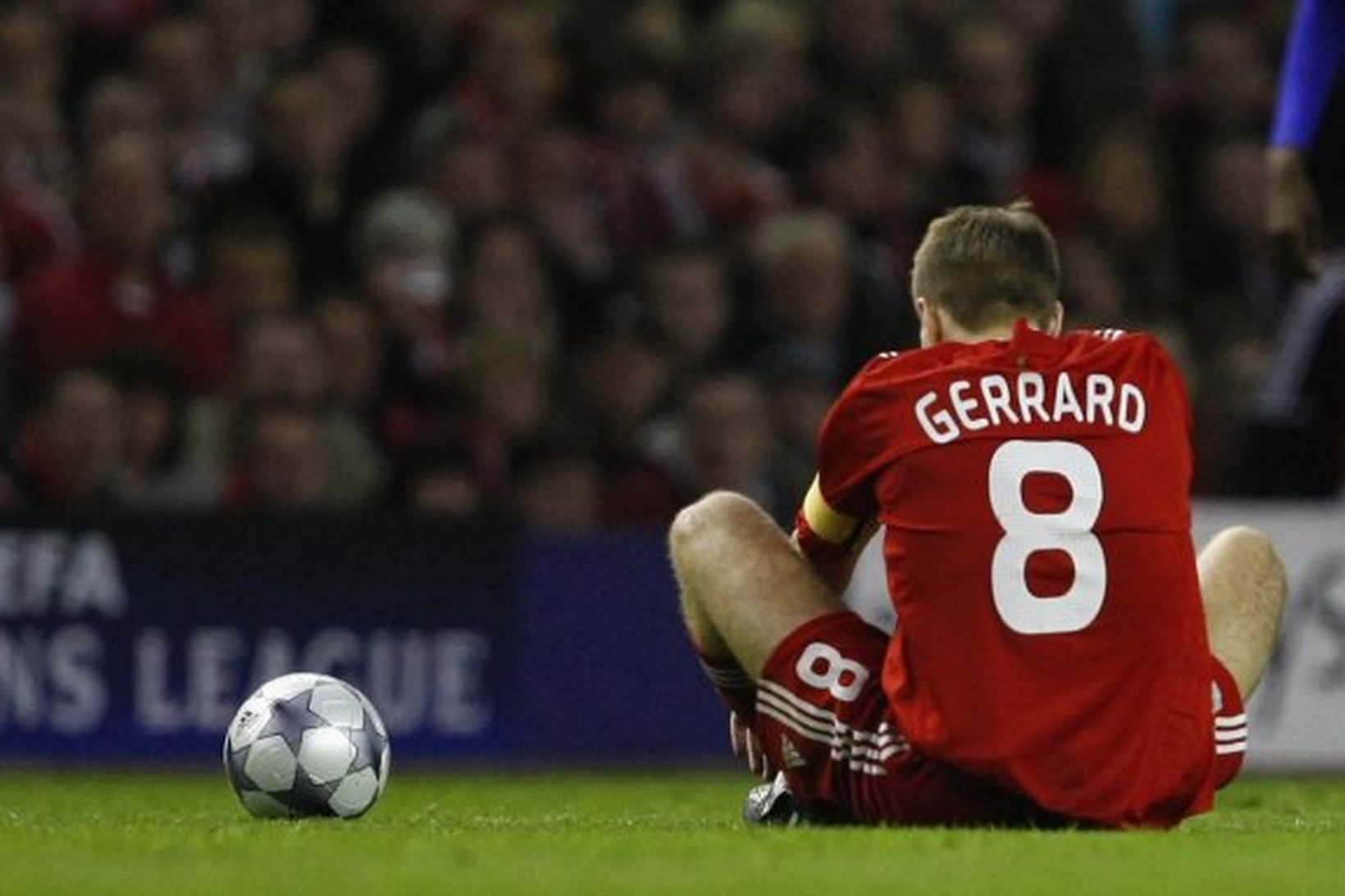 Steven Gerrard var ofurliði borinn á Anfield í gærkvöld og …