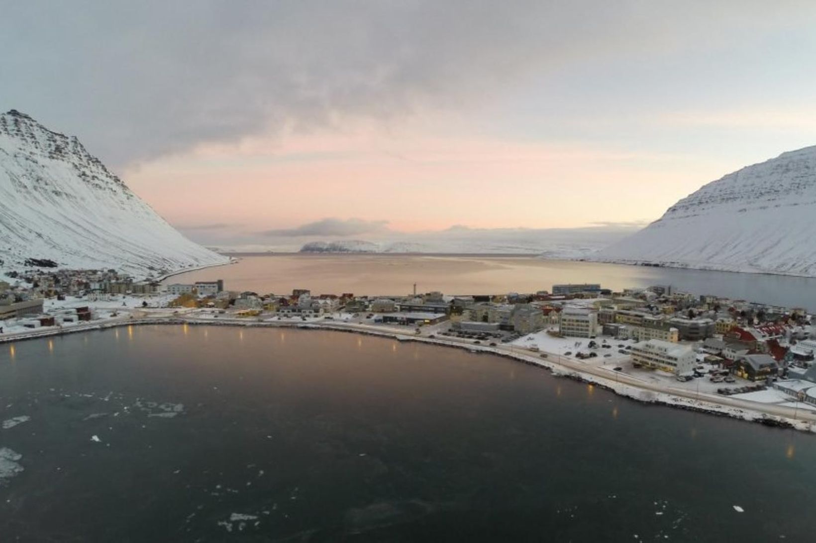 Varðskipið Freyja verður viðbragðsaðilum á Vestfjörðum til halds og trausts.