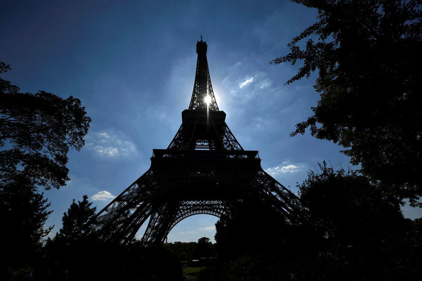 Lokað hefur verið fyrir aðgengi að Eiffel-turninum frá því í …