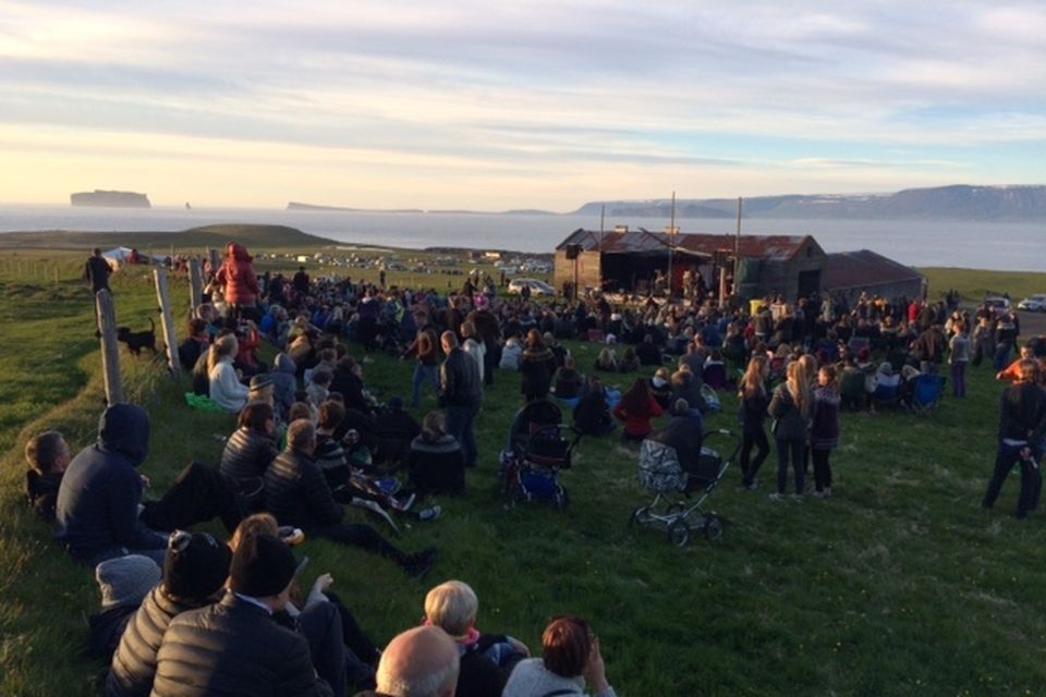 Tónleikarnir fara fram á útisviði á Reykjum. Í baksýn er Drangey.