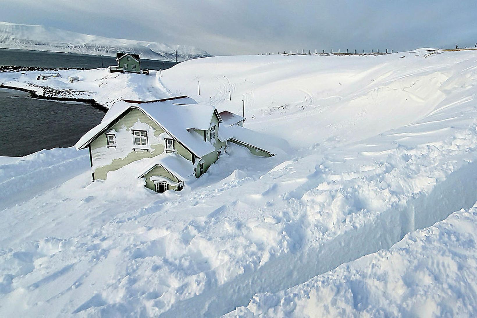 Vesturfarasetrið á Hofsós umsetið snjó.