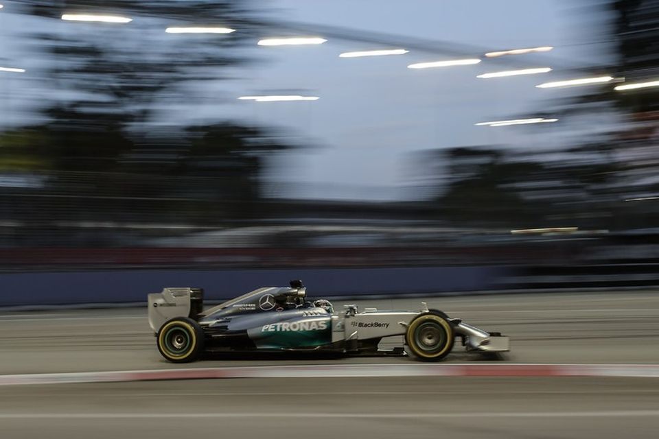 Lewis Hamilton hjá Mercedes á ferð í Singapúr í dag en ekið var að mestu …