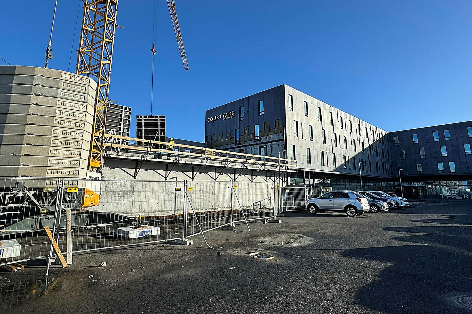 Verið er að byggja verslunarhúsnæði fyrir Nettó við hlið Marriott-hótelsins …