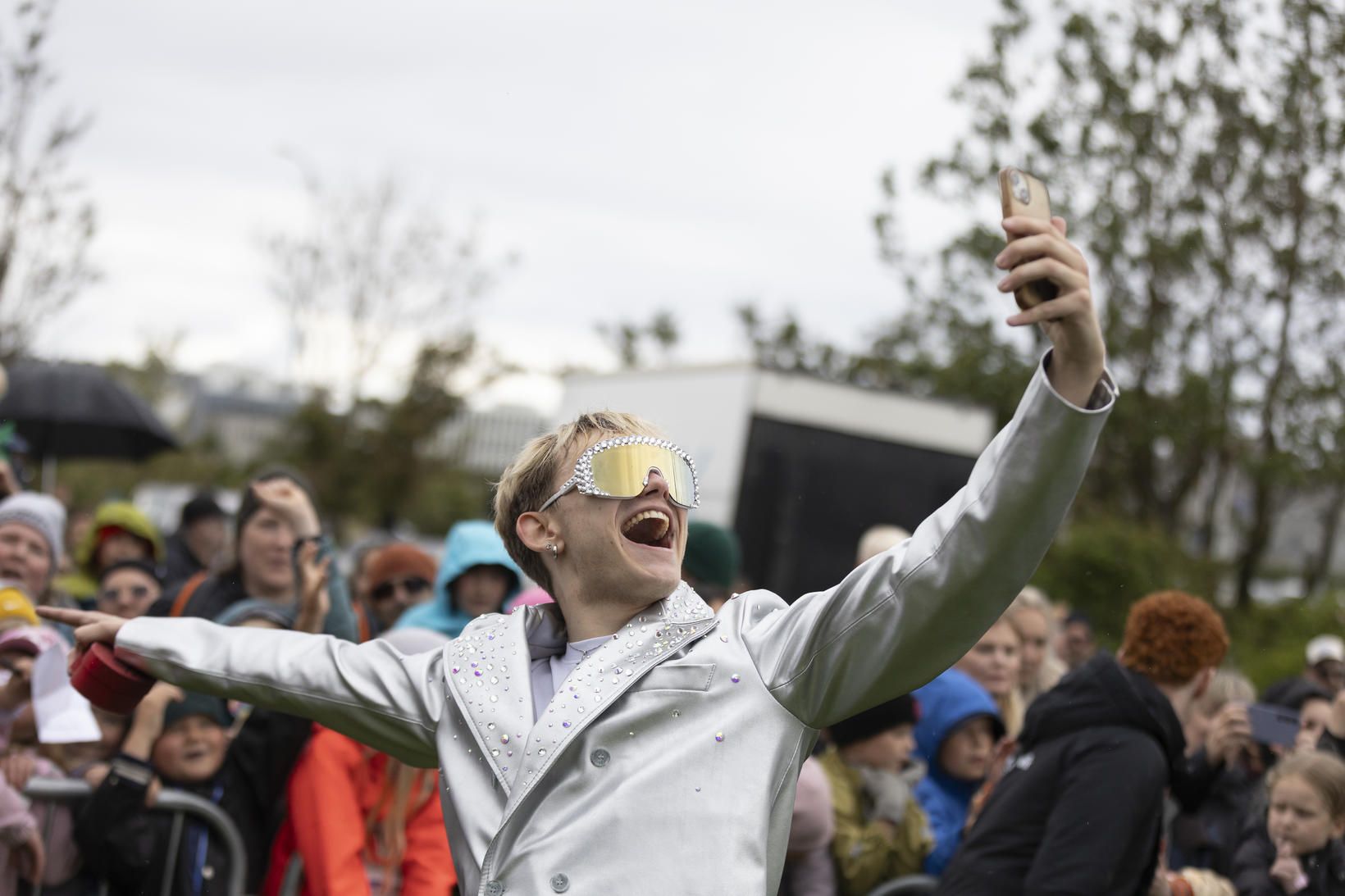Hálfdán Helgi, annar VÆB bræðra, tók myndir rmeð aðdáendum í …