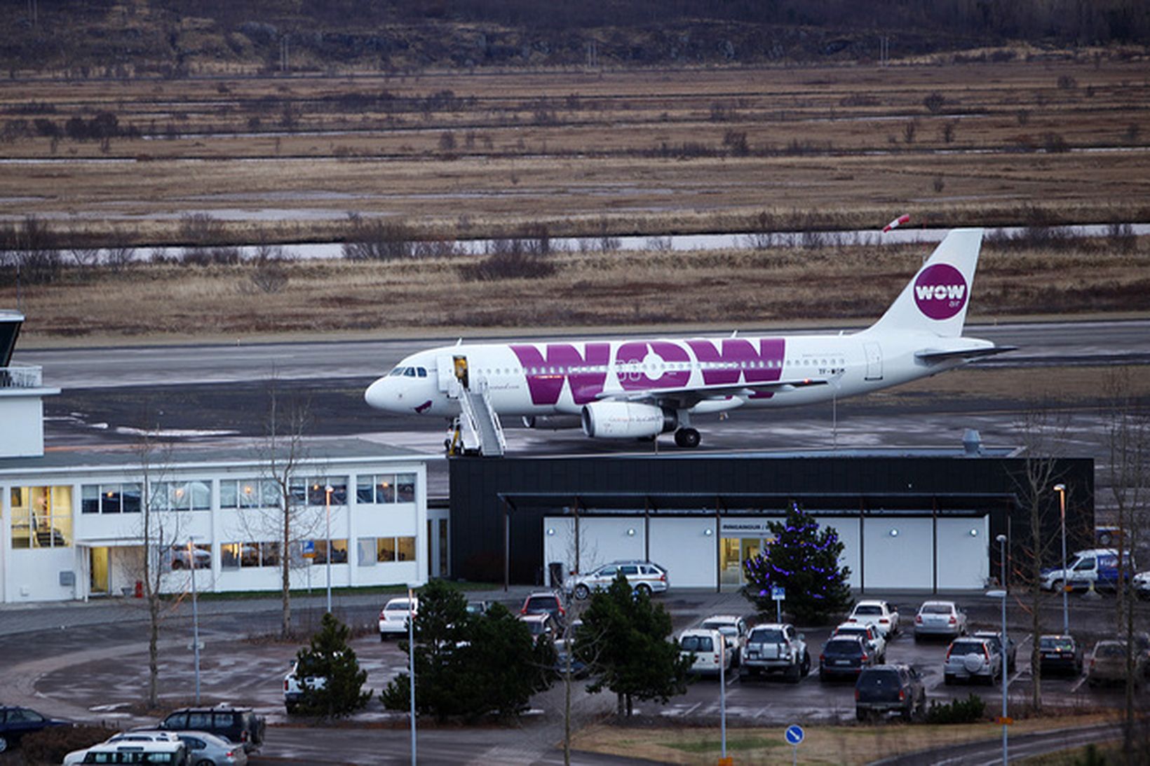 WOW air vélin sem lenti á Akureyrarflugvelli í dag.