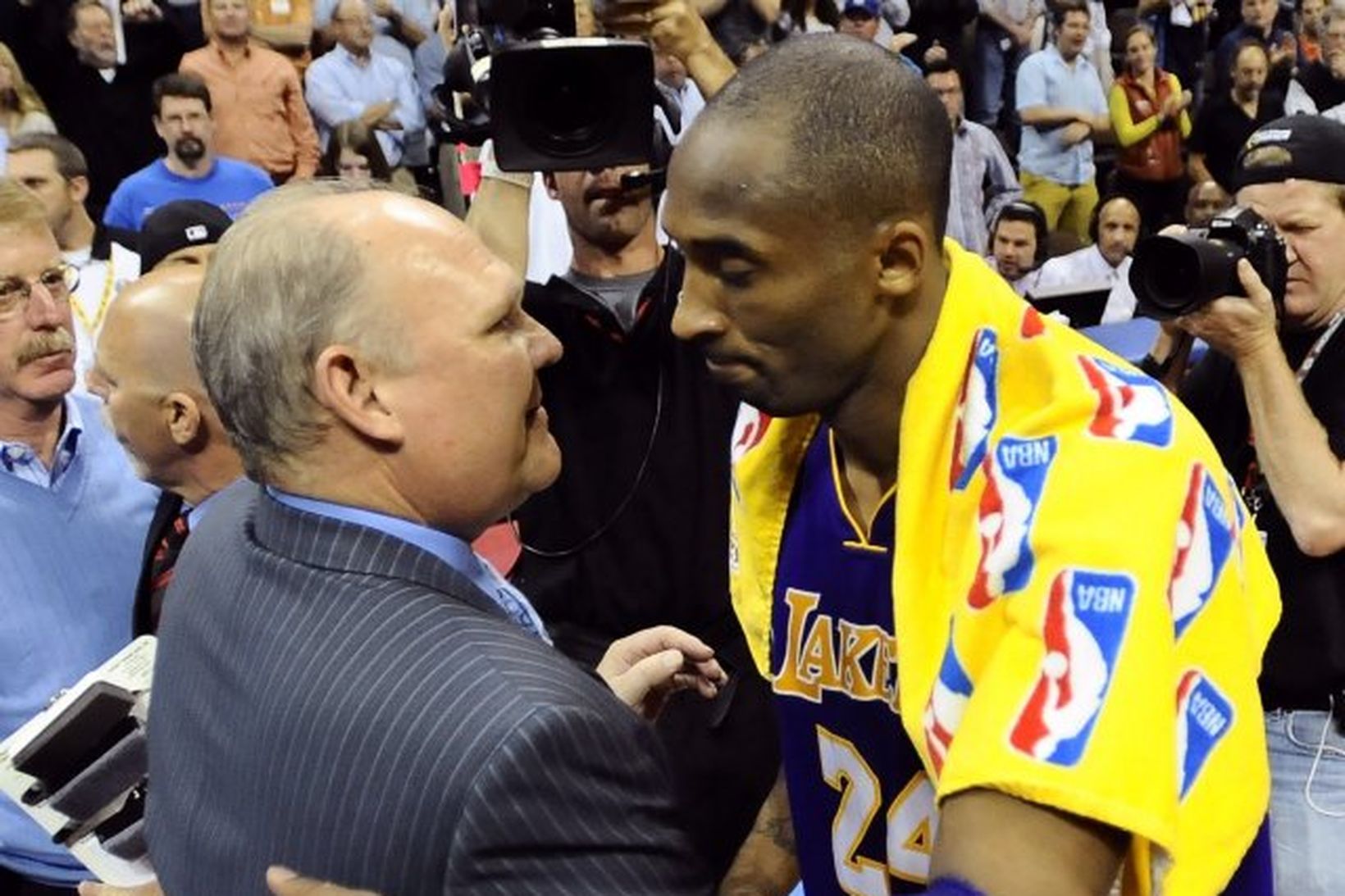 George Karl þjálfari Denver óskar Kobe Bryant til hamingju með …