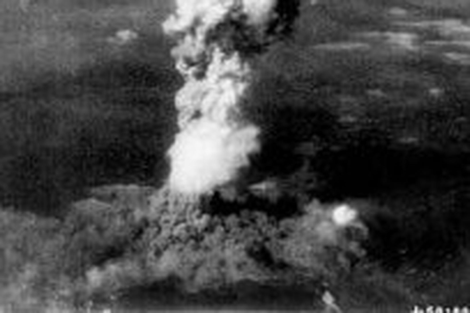 Kjarnorkusprengja springur yfir Hiroshima í Japan, 6. ágúst 1945.