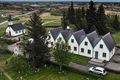 Þingvellir Kirkja og ráðherrahús setja sterkan svip á staðinn.