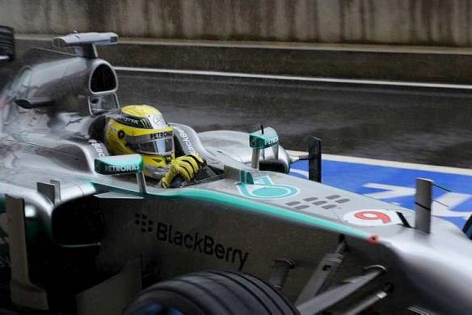 Rosberg á ferð í Silverstone í dag.