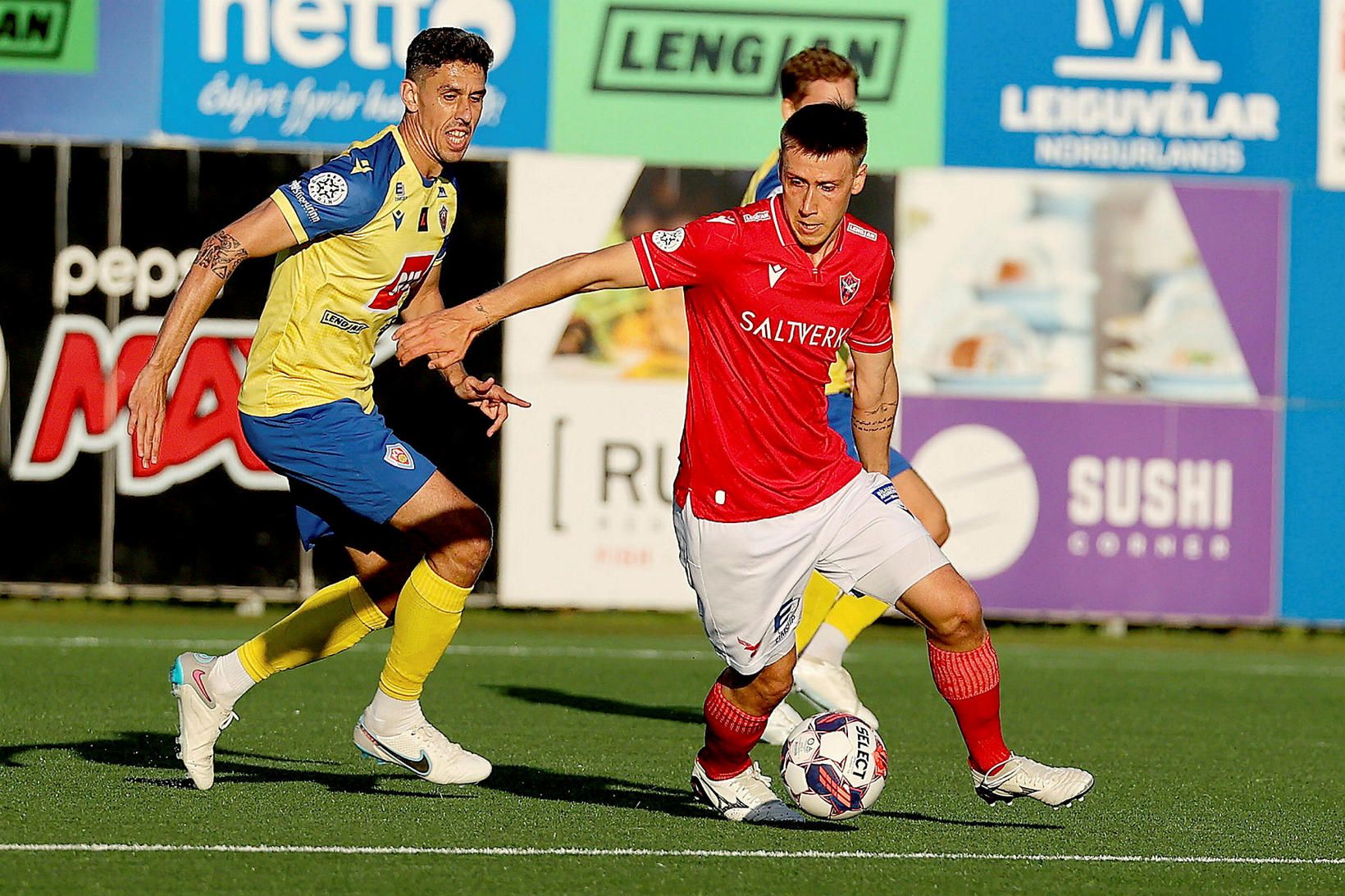 Rodrigo Gomes úr KA eltir Bjarna Mark Duffield Antonsson í …