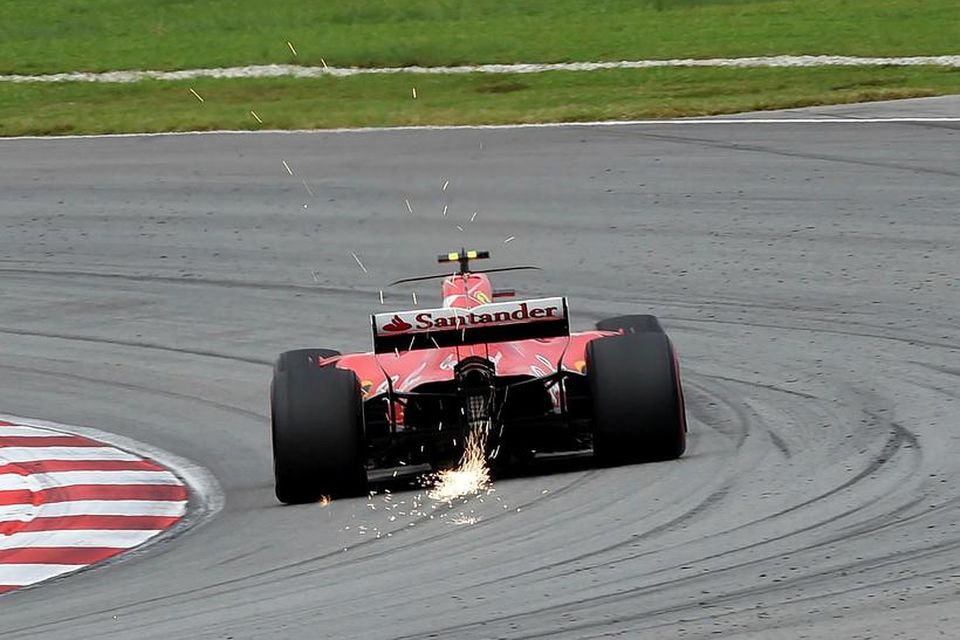 Eldglæringar afturundan Ferrarifák Kimi Räikkönen á lokaæfingunni í Sepang í morgun.