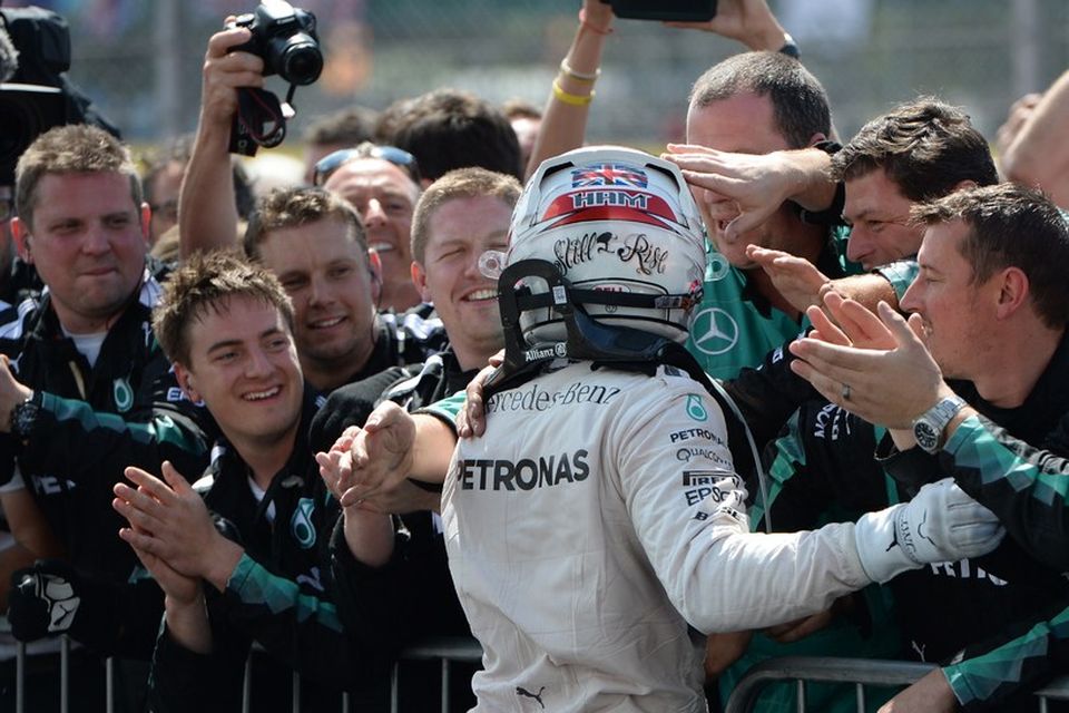 Lewis Hamilton fagnar sigrinum í Silverstone með liðsmönnum sínum.