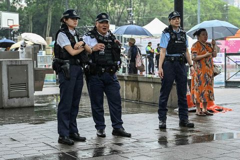 Lögreglan að störfum í Viktoríu-garði í hverfinu Causeway Bay í Hong Kong í morgun. Þar …