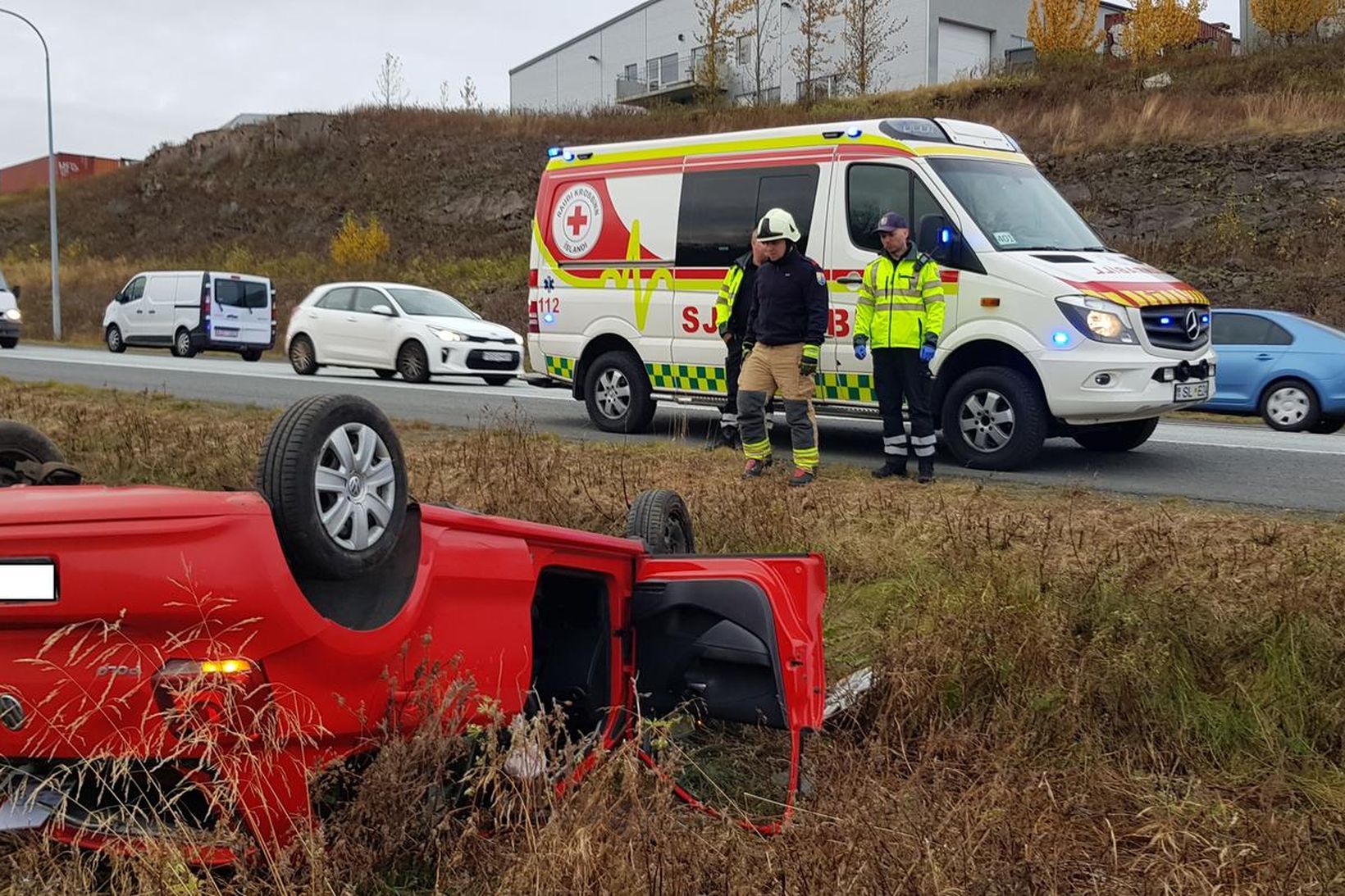 Bíllinn hafnaði á hvolfi utan vegar og var ökumanni ekið …