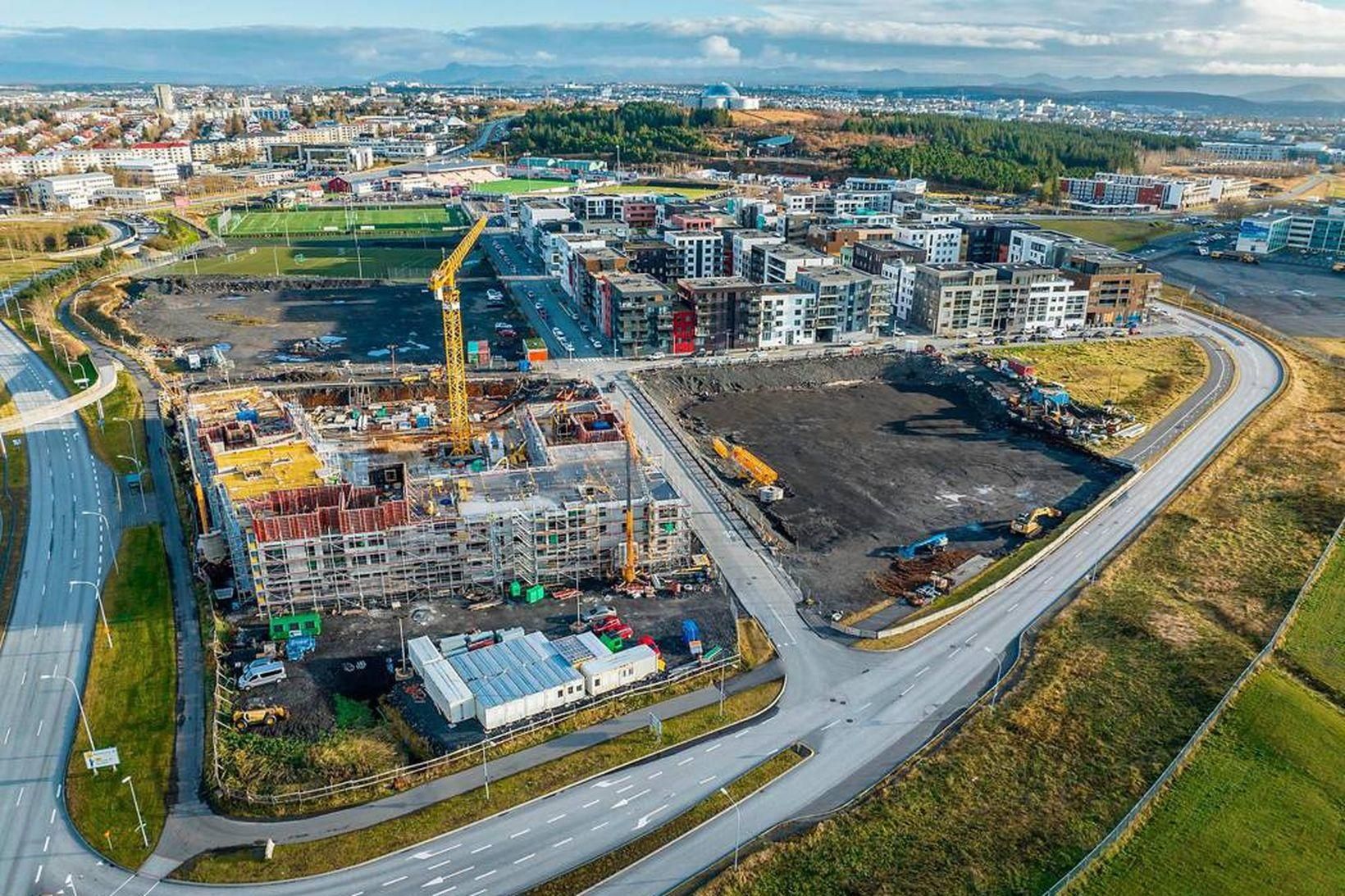 Unnu á 1. maí við að reisa blokk fyrir verkalýðsfélög