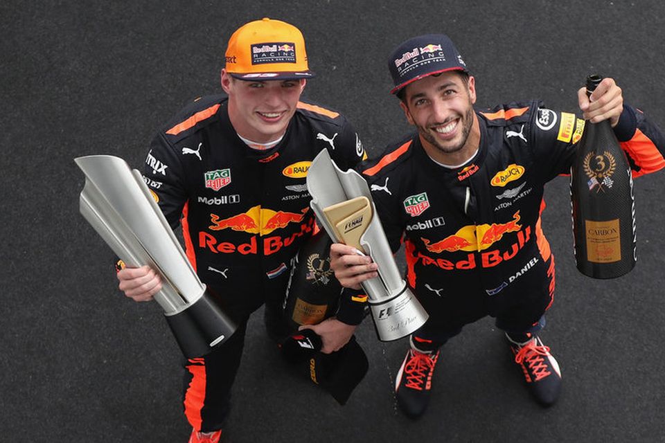 Verstappen (t.v.) og Ricciardo með verðlaun sín í Sepang í dag.