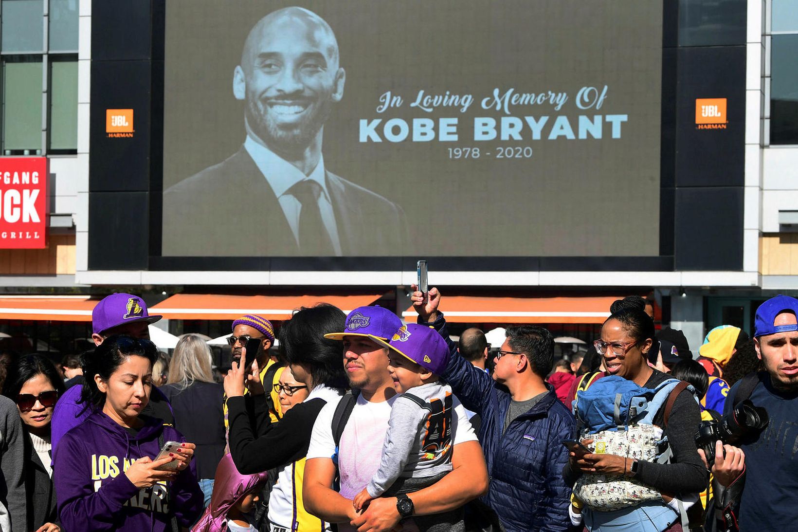 Aðdáendur Kobe Bryant og Los Angeles Lakers við Staples Center …